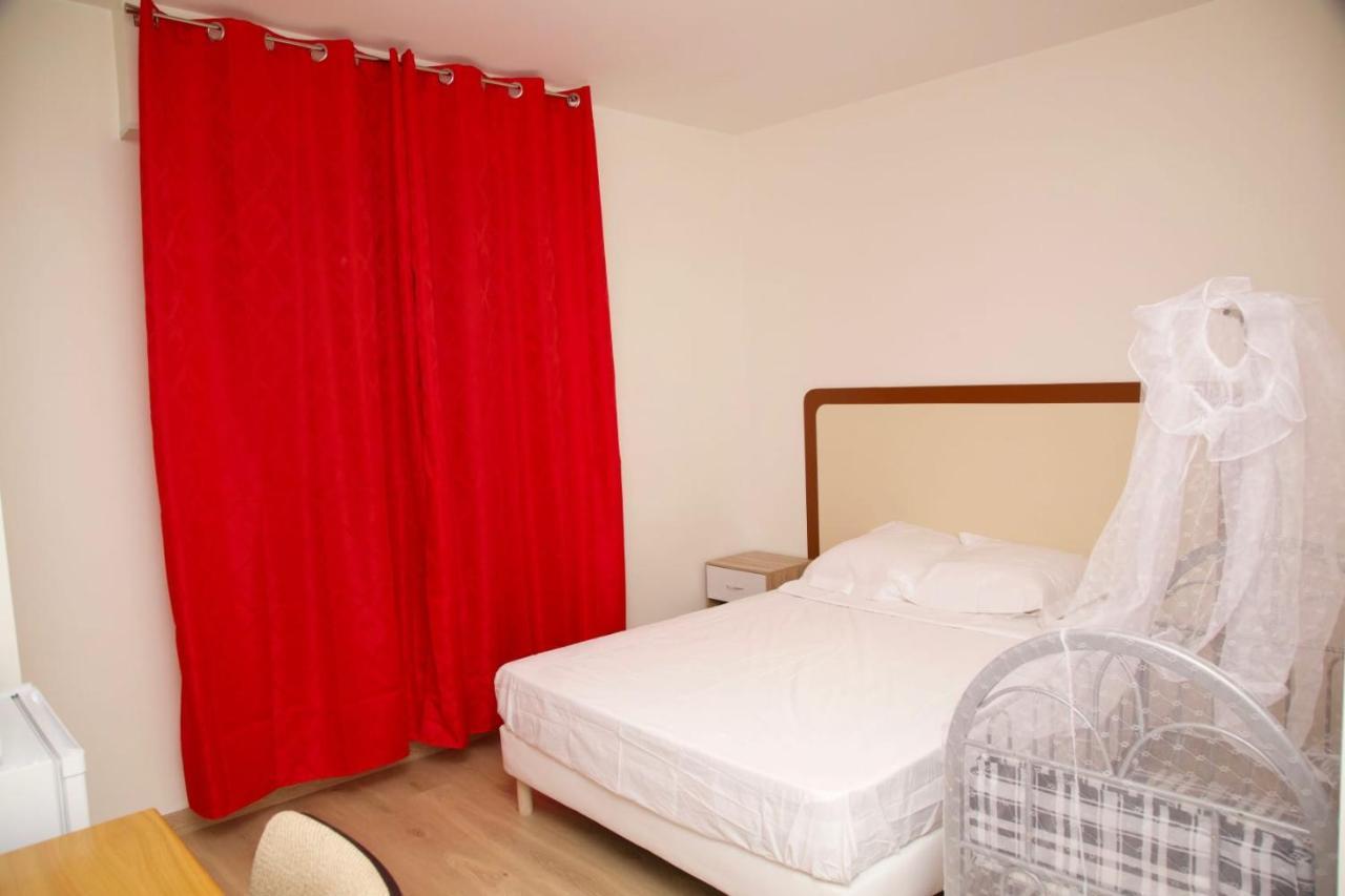 Hotel Le Privilege La Courneuve Exterior photo